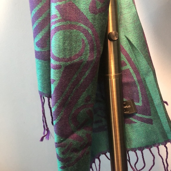 wool elegant Irish Celtic knot shawl. Artisan made - Picture 10 of 11